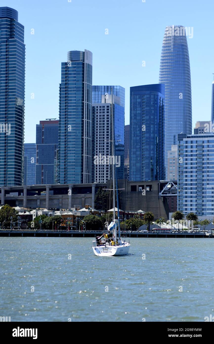 San Francisco, États-Unis. 24 juillet 2021. Un voilier navigue dans la région de la baie de San Francisco, Californie, États-Unis, le 24 juillet 2021. Crédit : Wu Xiaoling/Xinhua/Alay Live News Banque D'Images
