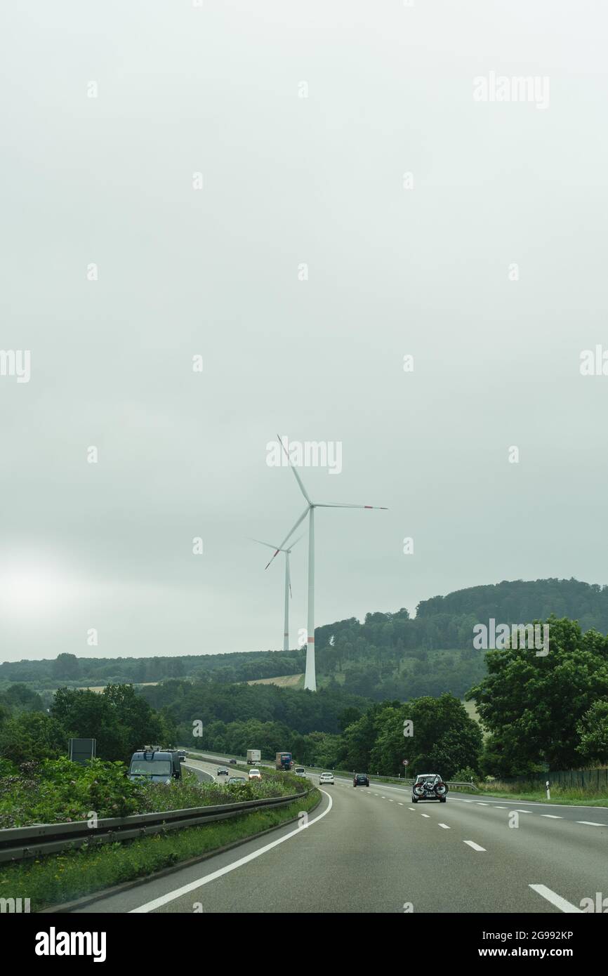 Basse-Saxe, Allemagne - juillet 16 2021 : éoliennes le long de la route et de l'autoroute en Allemagne. Photo prise par temps nuageux. Banque D'Images