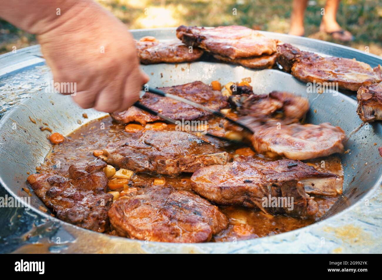 Vue en grand angle de la viande de porc sur la plaque du barbecue Banque D'Images