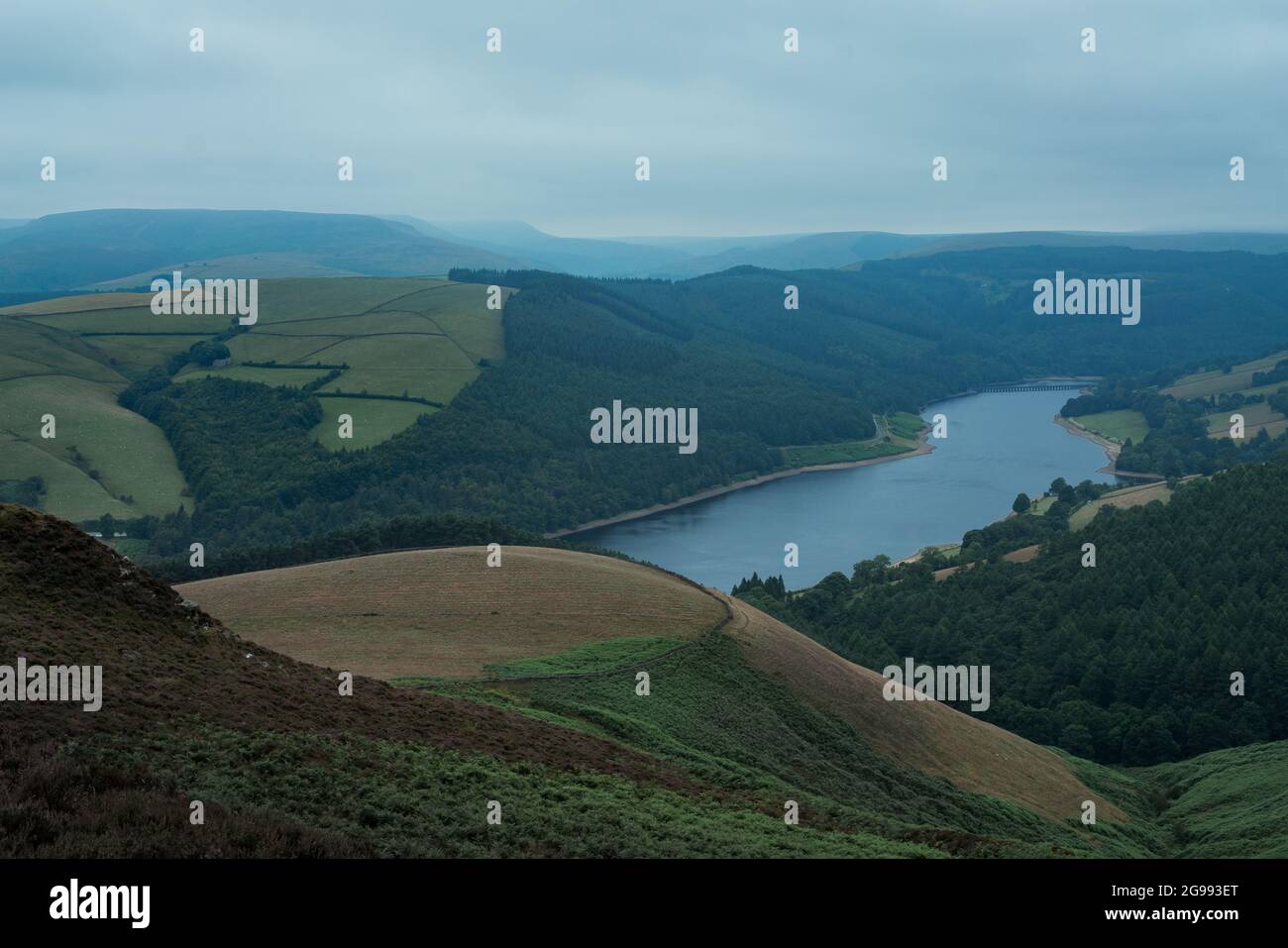 Une vue d'un réservoir de louybower dans le Peak District UK une grande étendue d'eau avec une montagne en arrière-plan Banque D'Images