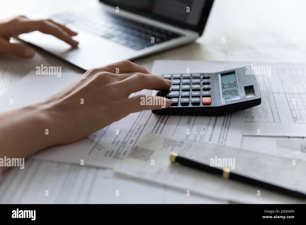 Gros plan de la femme gère le budget du ménage Banque D'Images