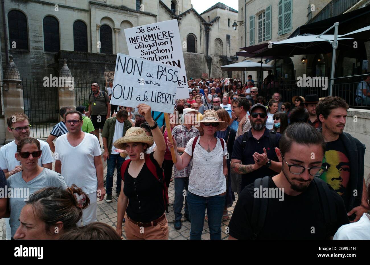 MANIFESTATION DE PROTESTATION DE LA PASSE SANITAIRE DE COVID FRANCE JUILLET 2021- MANIFESTATION CONTRE LA PASSE SANITAIRE DE COVID- PÉRIGEUX AQUITAINE © FRÉDÉRIC BEAUMONT Banque D'Images