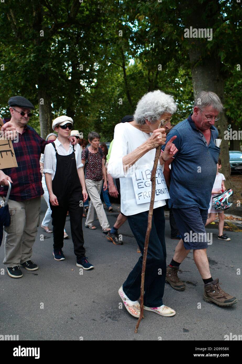 MANIFESTATION DE PROTESTATION DE LA PASSE SANITAIRE DE COVID FRANCE JUILLET 2021- MANIFESTATION CONTRE LA PASSE SANITAIRE DE COVID- PÉRIGEUX AQUITAINE © FRÉDÉRIC BEAUMONT Banque D'Images