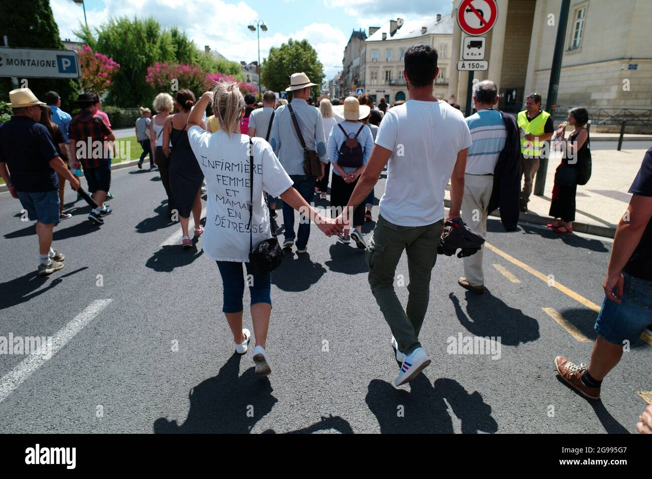 MANIFESTATION DE PROTESTATION DE LA PASSE SANITAIRE DE COVID FRANCE JUILLET 2021- MANIFESTATION CONTRE LA PASSE SANITAIRE DE COVID- PÉRIGEUX AQUITAINE © FRÉDÉRIC BEAUMONT Banque D'Images