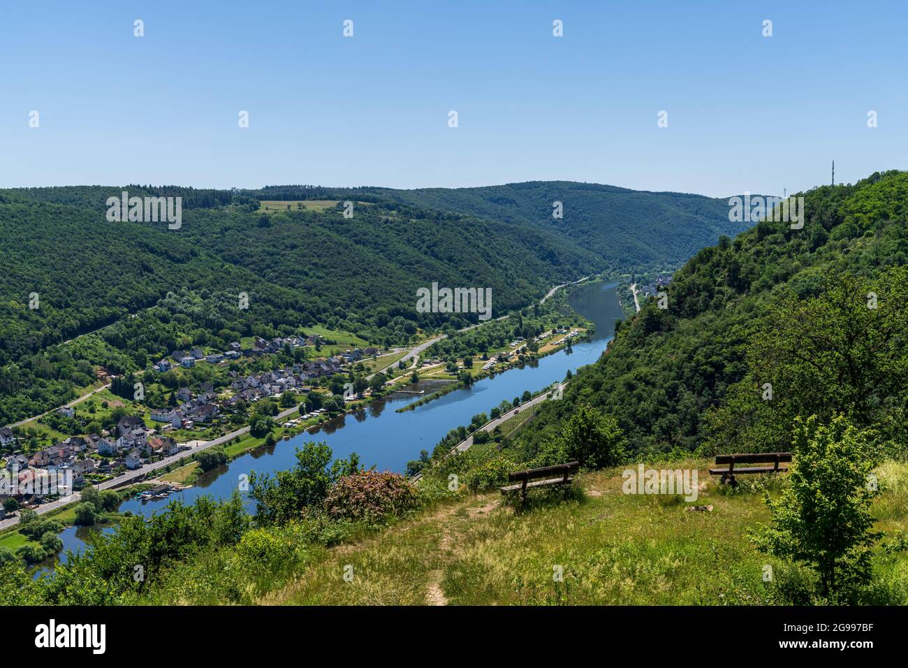 Lasserg, Rhénanie-Palatinat, Allemagne - 14 juin 2021 : vue sur la Moselle et la ville de Burgen Banque D'Images