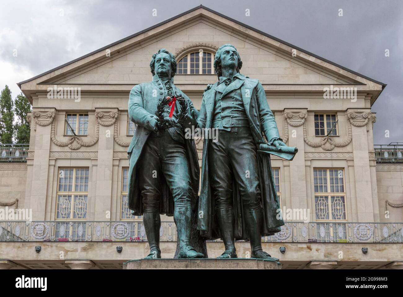 Le monument Goethe-Schiller par Ernst Rietschel en face du Deutsches Nationaltheater et de Staatskapelle Weimar Banque D'Images