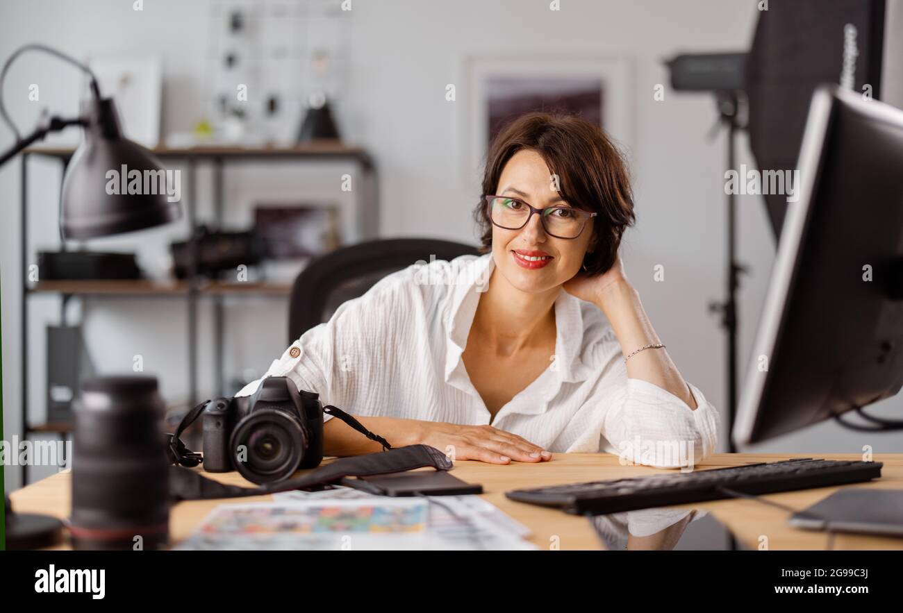 Photographe travaillant au bureau Banque D'Images