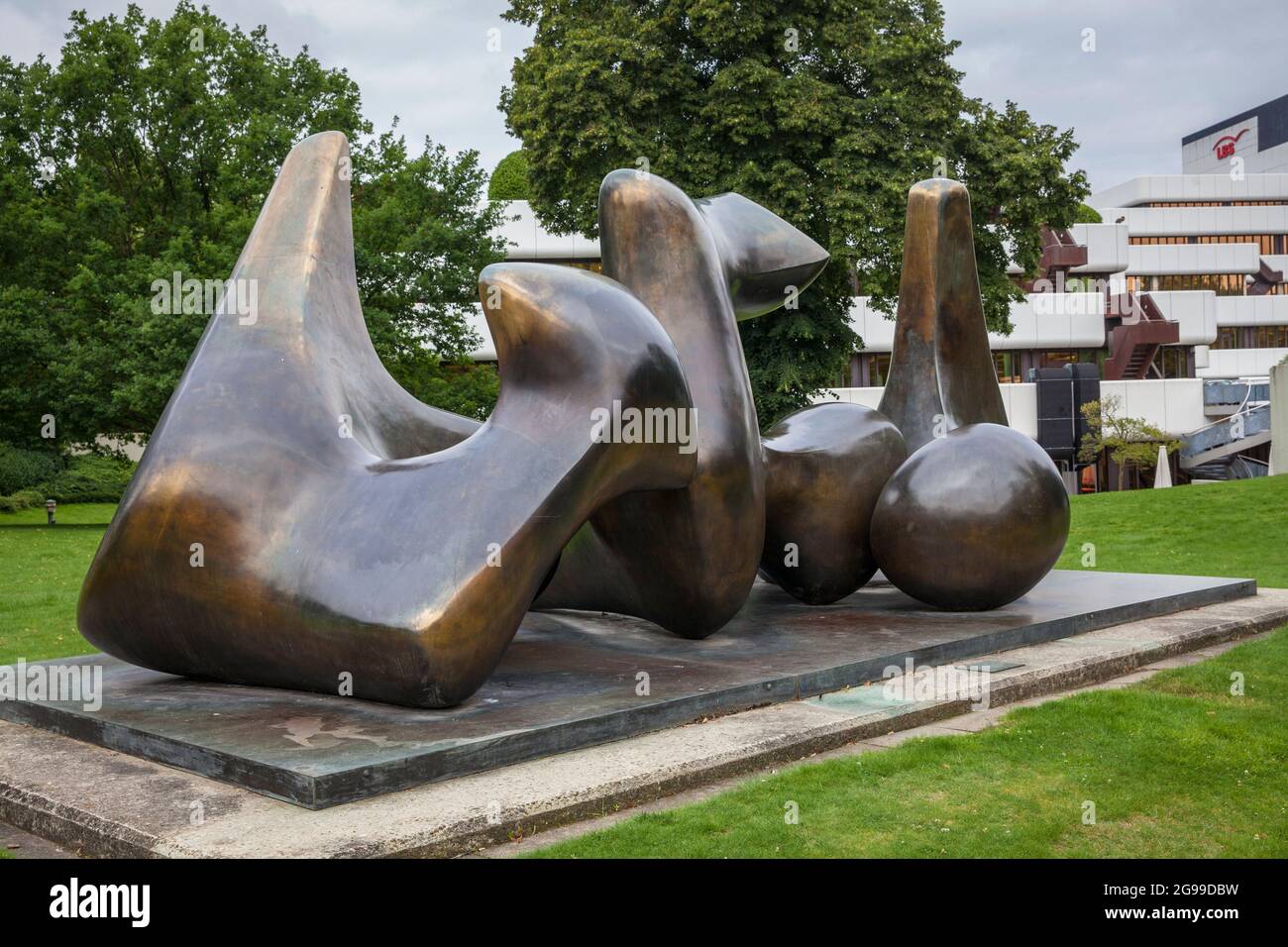 La sculpture en bronze de grandes vertèbres (1968/69) de Henry Moore à la Landebausparkasse, Muenster, Rhénanie-du-Nord-Westphalie, Allemagne. Die Bronzeplastik Banque D'Images