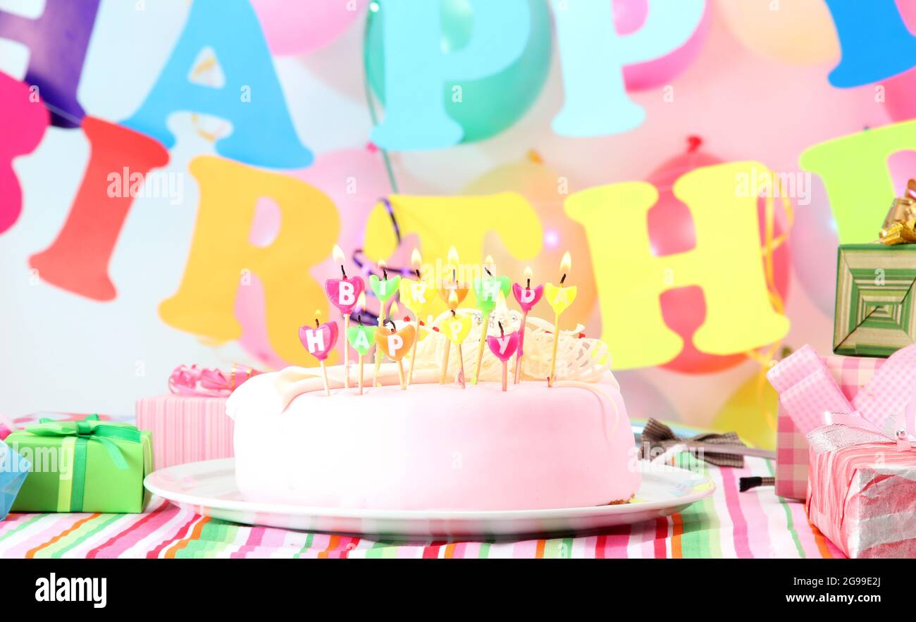 Anniversaire Doux Avec Gateau Aux Bougies Sur La Plaque Photo Stock Alamy