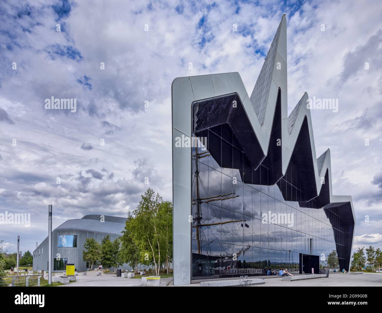 Le musée de Glasgow Riverside, musée des transports, avec le grand navire Glenlee réfléchi dans le mur de verre. Banque D'Images