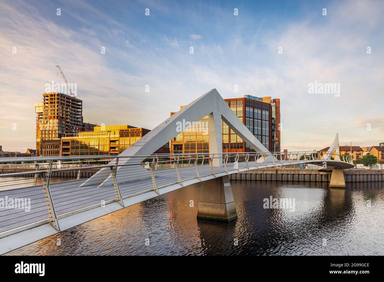 Le Squiggly Bridge au-dessus de la rivière Clyde à Glasgow, pris au lever du soleil. Banque D'Images