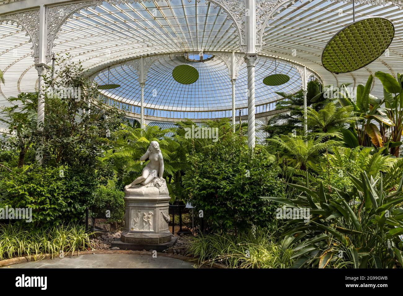 Intérieur de la véranda victorienne en fer forgé du Kibble Palace dans les jardins botaniques de Glasgow, à l'extrémité ouest de Glasgow, en Écosse, au Royaume-Uni Banque D'Images