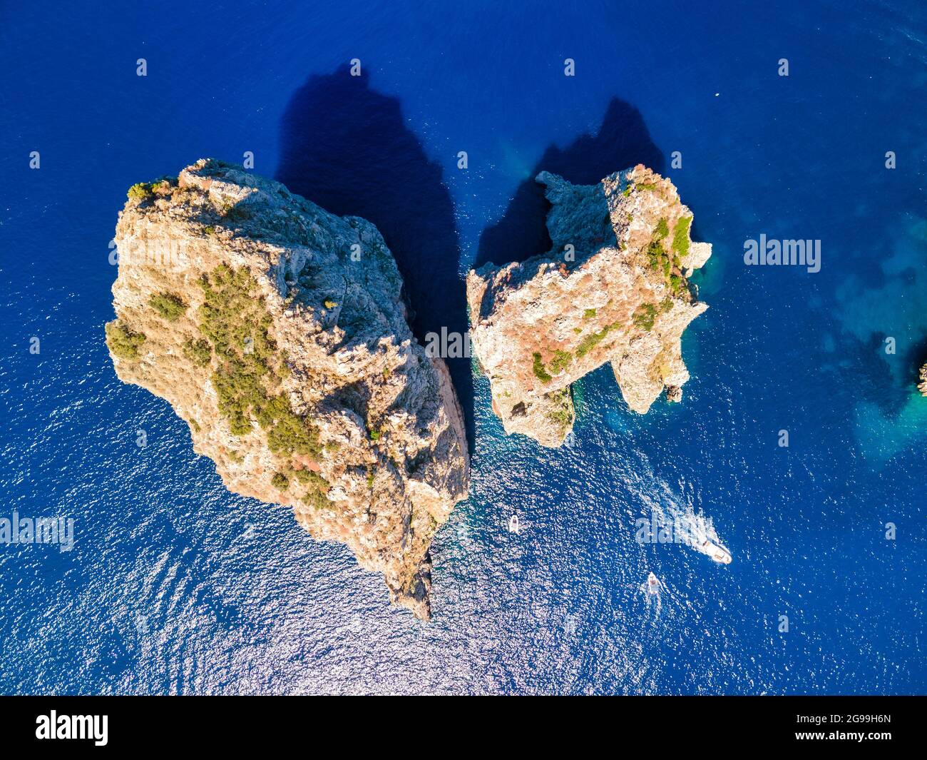 Vue aérienne de Faraglioni, Capri. Côte italienne en été, vue vers le bas Banque D'Images