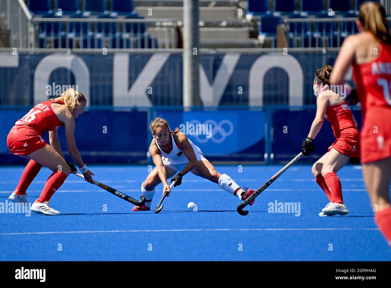 Lisa ALTENBURG (GER), action, duels, contre Lily OWSLEY (GBR), gauche, et Laura UNSWORTH (GBR), droite, Grande-Bretagne (GBR) - Allemagne (GER) 1-2, femmes de hockey, le 25 juillet 2021, Oi Hockey Stadium, Jeux Olympiques d'été 2020, de 23.07. - 08.08.2021 à Tokyo / Japon. Â Banque D'Images