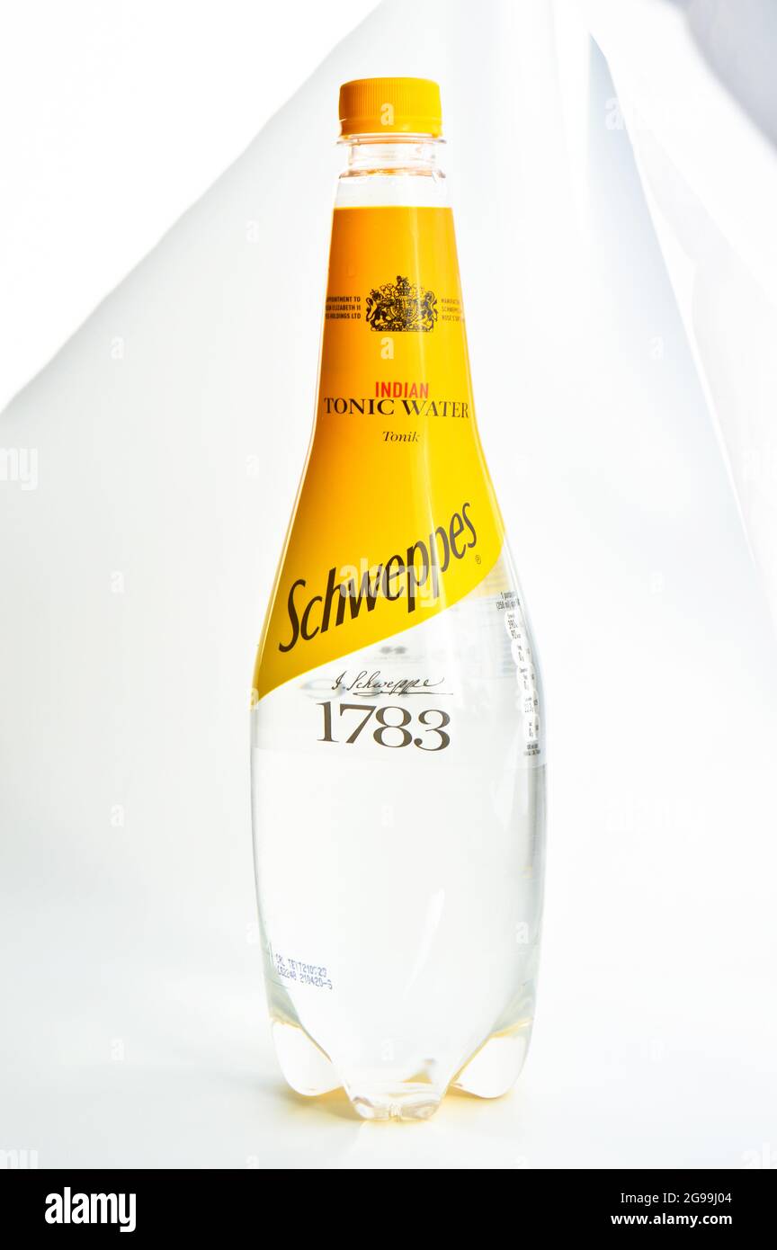 Schweppes Tonik boissons gazeuses indiennes en bouteilles de 1 litre de plastique, Istanbul Turquie juillet 05 2020, isolées sur fond blanc Banque D'Images