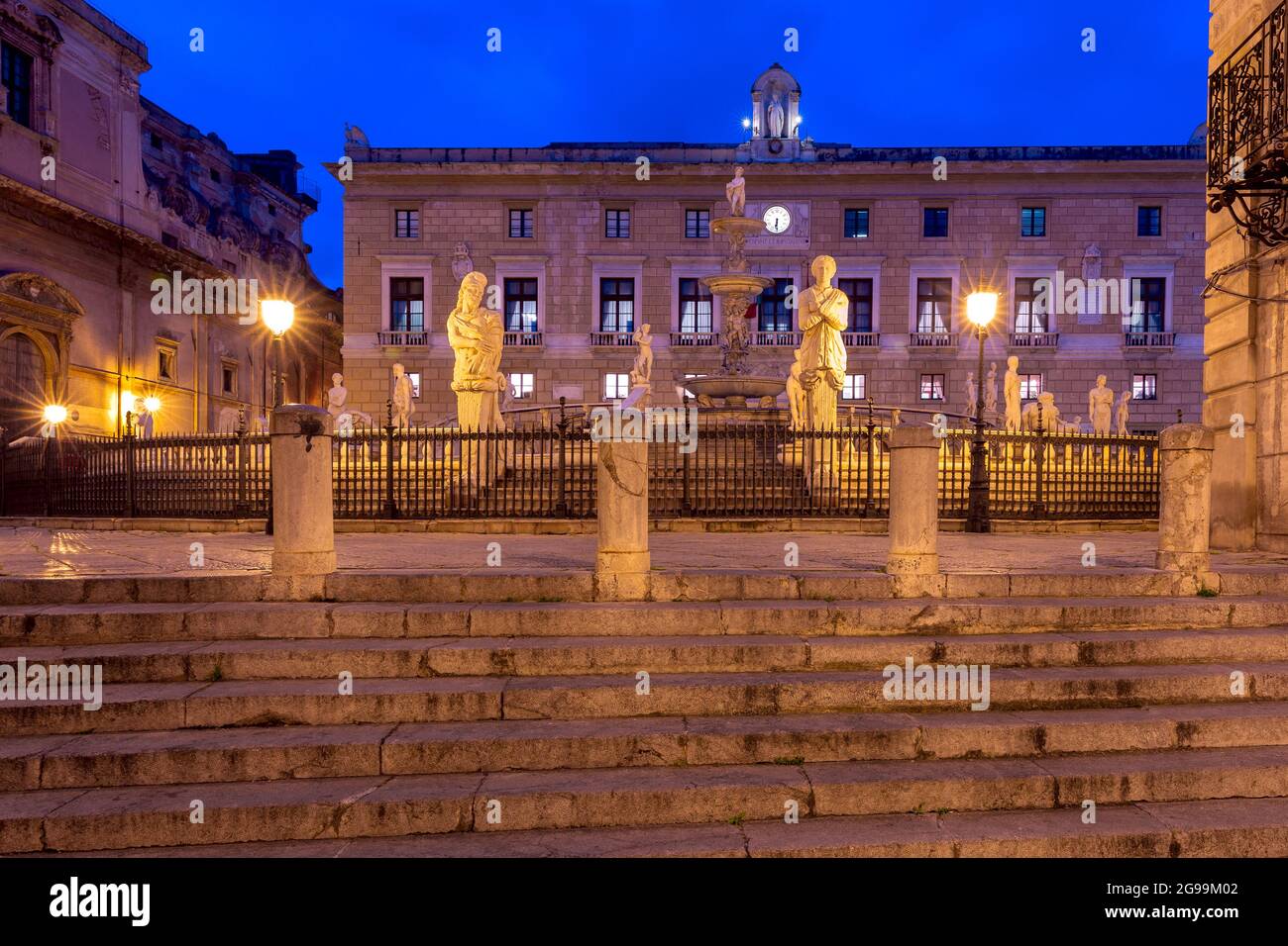 La célèbre fontaine de la honte sur la place de Pretoria. Palerme. Sicile. Italie. Banque D'Images