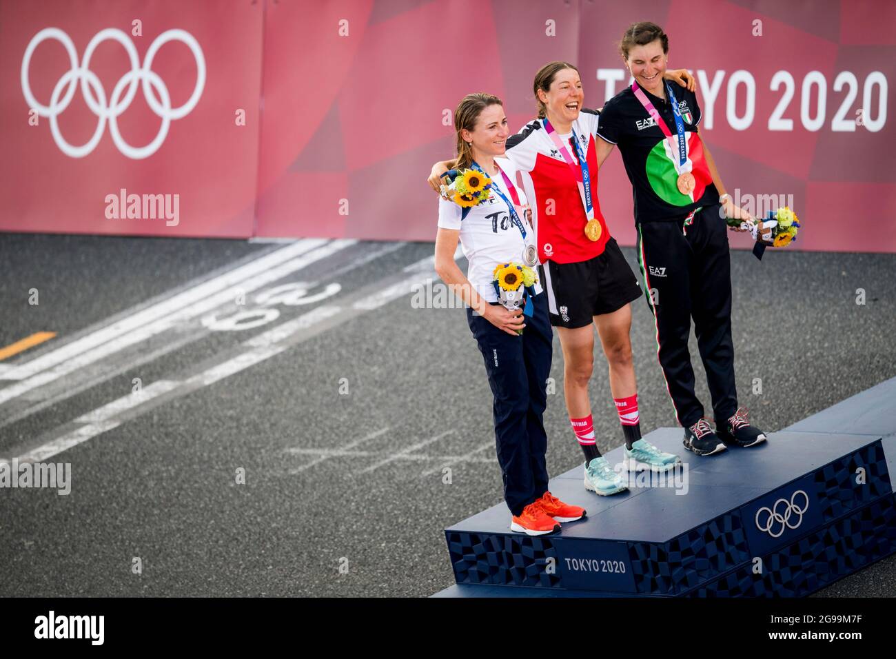 Hollandais Annemiek van Vleuten de Movistar Team, l'autrichien Anna Kiesenhofer et l'italien Elisa Longo Borghini célèbrent sur le podium après le cyc féminin Banque D'Images