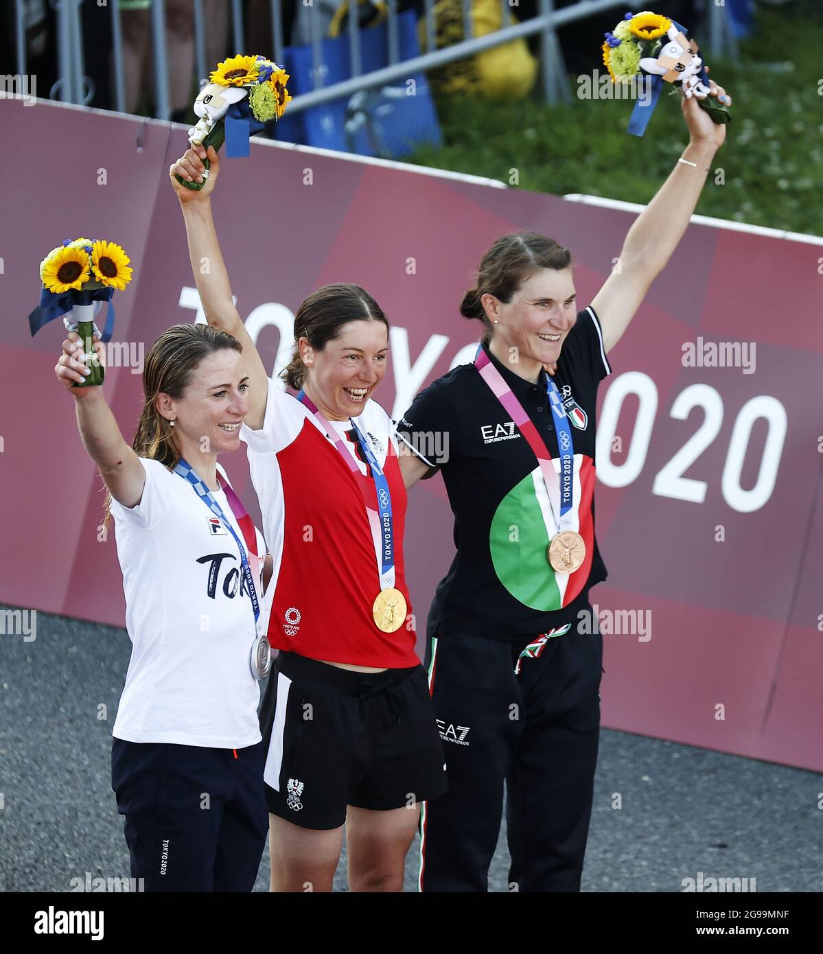 Tokyo, Japon. 25 juillet 2021. La médaillée d'or Anna Kiesenhofer d'Autriche (C), la médaillée d'argent Annemiek van Vleuten des pays-Bas (L) et la médaillée de bronze Elisa Longo Borghini d'Italie célèbrent après la course cycliste féminine aux Jeux Olympiques de Tokyo 2020 à Tokyo, au Japon, le 25 juillet 2021. Crédit: Wang Lili/Xinhua/Alay Live News Banque D'Images