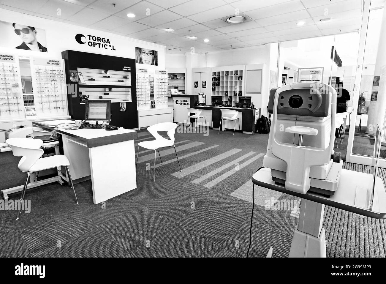 JOHANNESBURG, AFRIQUE DU SUD - 06 janvier 2021 : l'intérieur d'un optométriste dans un centre commercial Banque D'Images