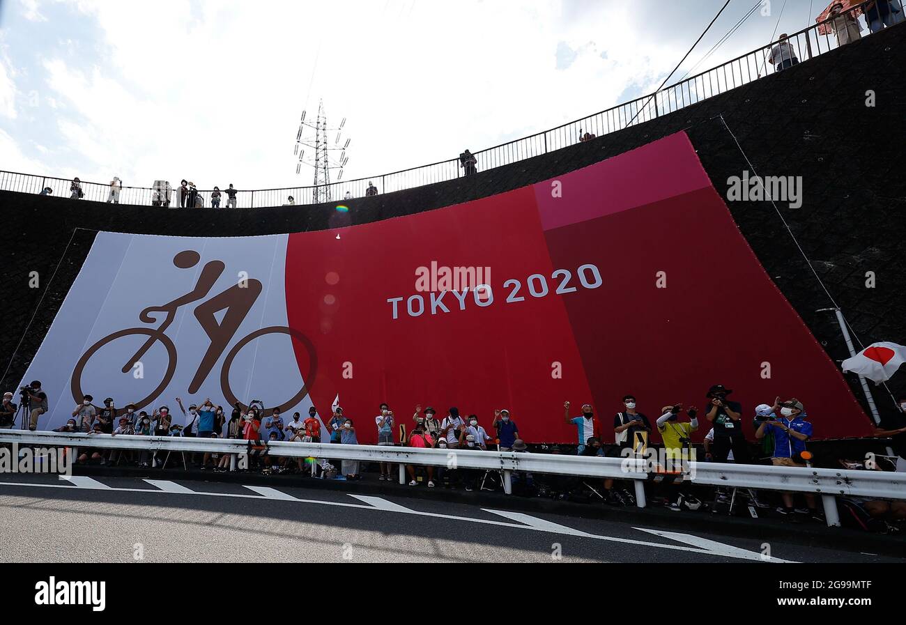 Tokyo, Japon. 25 juillet 2021. Des spectateurs assistent à la course cycliste féminine sur route aux Jeux Olympiques de Tokyo en 2020 à Tokyo, au Japon, le 25 juillet 2021. Crédit: Wang Lili/Xinhua/Alay Live News Banque D'Images