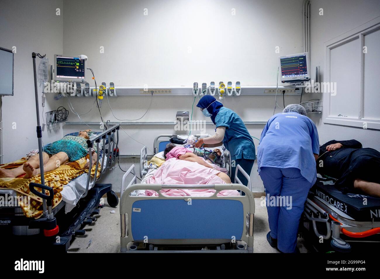 Au service des urgences de l'hôpital Mongi Slim à la Marsa, dans la banlieue nord de Tunis, en Tunisie, le 23 juillet 2021. Le chef du département, le Dr Nour Nouira, doit gérer avec son équipe une crise quotidienne très tendue Covid-19. Toutes les chambres, salles et couloirs du service sont réquisitionnés pour les cas Covid, tout en gérant les urgences quotidiennes. La tension du flux d'oxygène très sollicitée par la surcharge des patients est le problème majeur en plus de la sous-dotation du personnel vis-à-vis de la variante Delta. Photo de Nicolas Fauque/Images de Tunisie/ABACAPRESS.COM Banque D'Images
