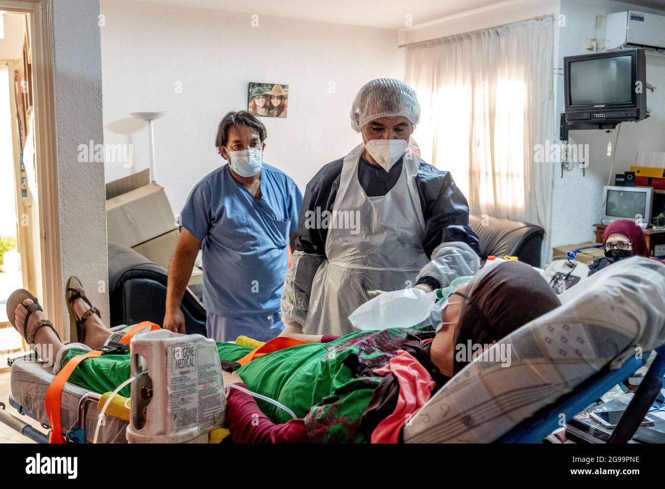Médecin généraliste Dr Jalel Ben Youssef dans son bureau de la petite ville d’Utique au nord de Tunis, en Tunisie, le 23 juillet 2021. Il a créé un petit hôpital rural. Cet après-midi, une quinzaine de patients occupent le patio, la salle d'attente ou le bureau du médecin pour profiter des ventilateurs à oxygène et des traitements offerts par le médecin généraliste grâce à des dons privés. Il offre ses services médicaux gratuits dans une région agricole loin des hôpitaux. Chaque soir, les patients dans le besoin rentrent chez eux avec des respirateurs. Photo de Nicolas Fauque/Images de Tunisie/ABACAPRESS.COM Banque D'Images
