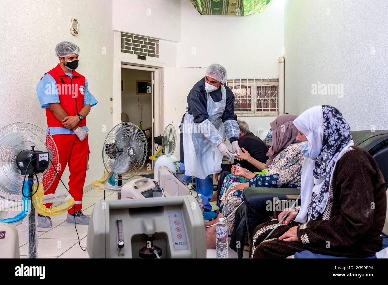 Médecin généraliste Dr Jalel Ben Youssef dans son bureau de la petite ville d’Utique au nord de Tunis, en Tunisie, le 23 juillet 2021. Il a créé un petit hôpital rural. Cet après-midi, une quinzaine de patients occupent le patio, la salle d'attente ou le bureau du médecin pour profiter des ventilateurs à oxygène et des traitements offerts par le médecin généraliste grâce à des dons privés. Il offre ses services médicaux gratuits dans une région agricole loin des hôpitaux. Chaque soir, les patients dans le besoin rentrent chez eux avec des respirateurs. Photo de Nicolas Fauque/Images de Tunisie/ABACAPRESS.COM Banque D'Images