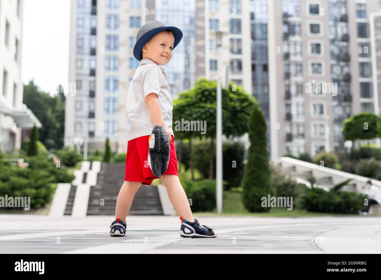 Petit Garçon Blond De 4 Ans Dans Une Chemise