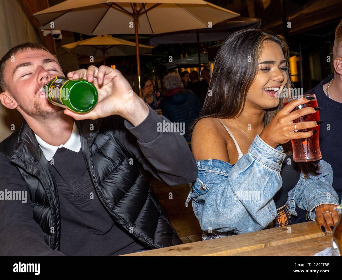 Les étudiants de l'université un vendredi soir à Wetherspoon à Sheffield. Banque D'Images