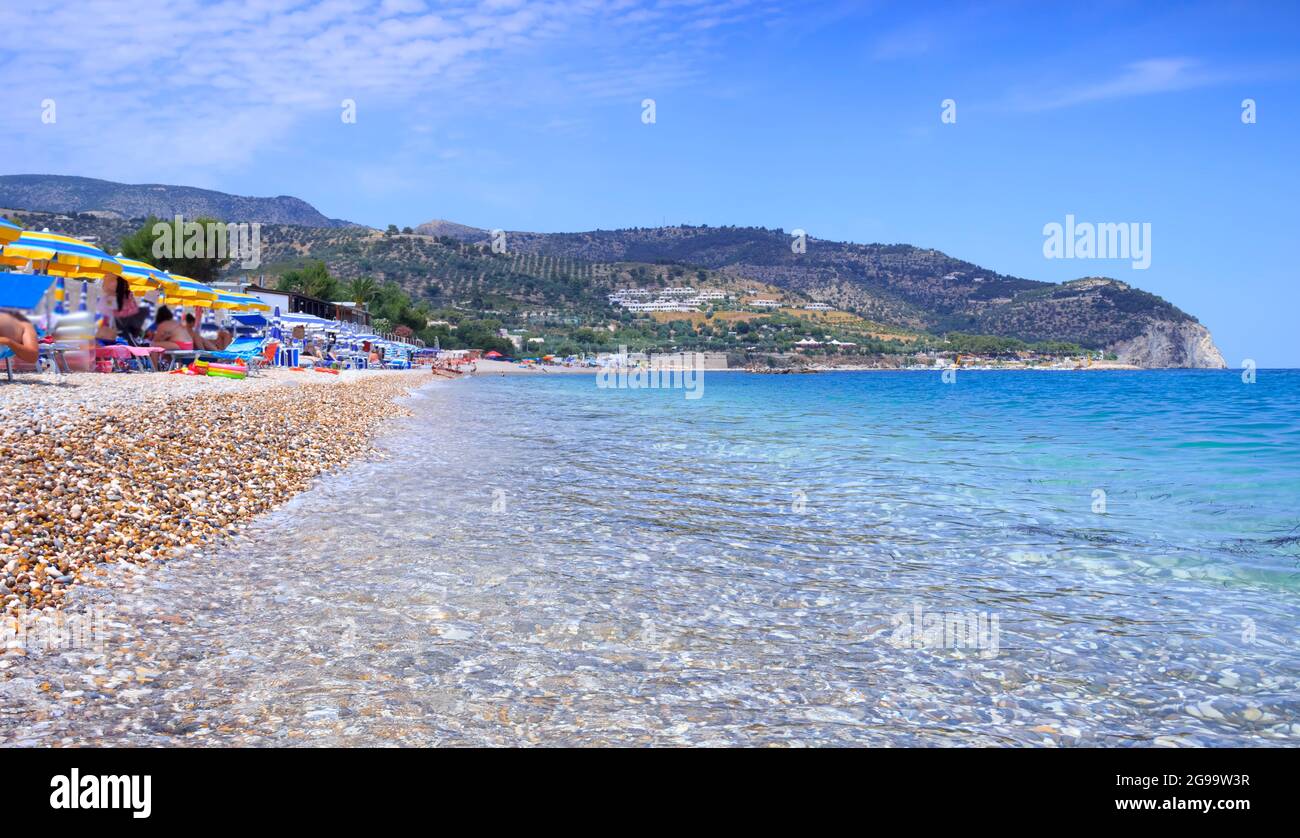 Les plus belles plages de Puglia en Italie: Piana di Mattinata Beach est une plage de galets typique sur le promontoire Gargano. Banque D'Images