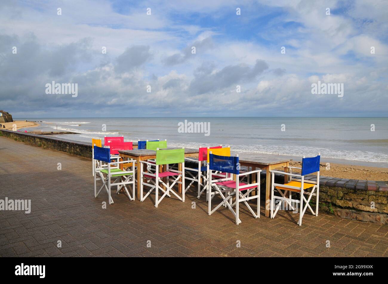 Chaises sur le front de mer à Saint-Aubin-sur-Mer dans le département du Calvados, Normandie, France, Europe Banque D'Images