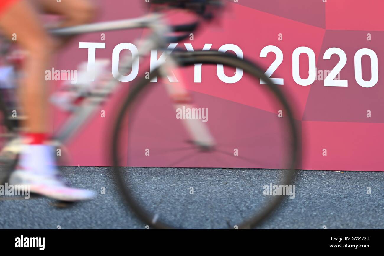 Shizuoka, Japon. 25 juillet 2021. Un pilote participe à la course cycliste féminine sur route aux Jeux Olympiques de Tokyo en 2020 à Shizuoka, au Japon, le 25 juillet 2021. Crédit : He Changshan/Xinhua/Alay Live News Banque D'Images