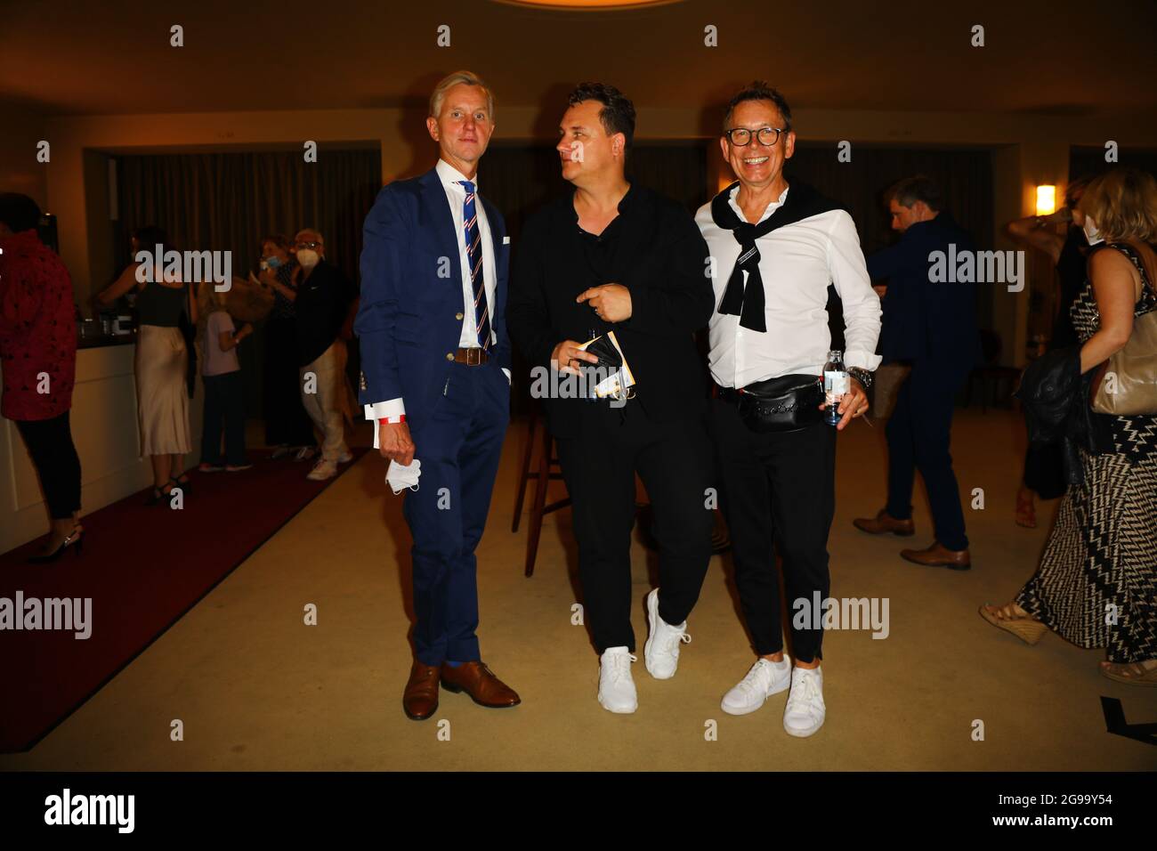Max Raabe, Guido Maria Kretschmer mit Ehemann Frank Mutters BEI der Premiere of Theaterstücks 'Dord im Orientexpress' in der Komödie am Kurfürstendamm Banque D'Images