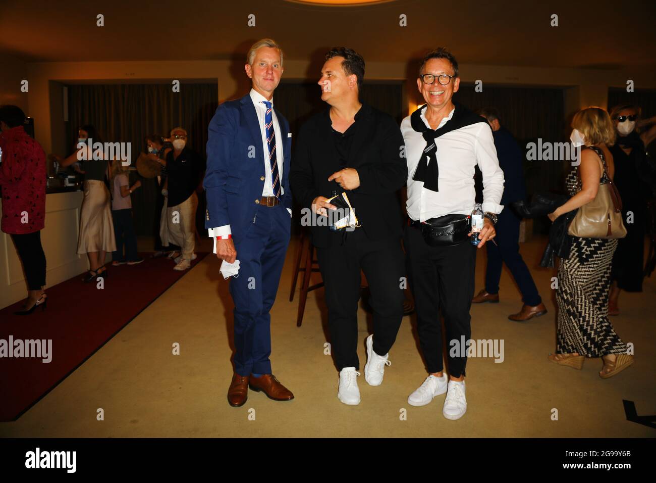 Max Raabe, Guido Maria Kretschmer mit Ehemann Frank Mutters BEI der Premiere of Theaterstücks 'Dord im Orientexpress' in der Komödie am Kurfürstendamm Banque D'Images