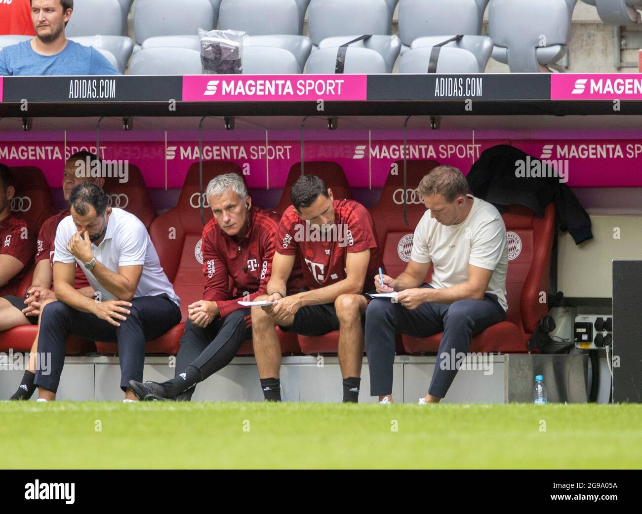 Bayern - Banque avec le directeur sportif de la FCB Hasan SALIHAMIDZIC (M), le co-entraîneur de la FCB Xaver ZEMBROD, le co-entraîneur de la FCB Dino TOPPMOELLER (TOPPMOLLER) et l'entraîneur de la FCB Julian NAGELSMANN (r.). Football, FC Bayern Munich (M) - Ajax Amsterdam (AMS), jeu de préparation pour la saison 2021-2022, le 24 juillet 2021 à Muenchen, ALLIANZARENA, Allemagne. Banque D'Images