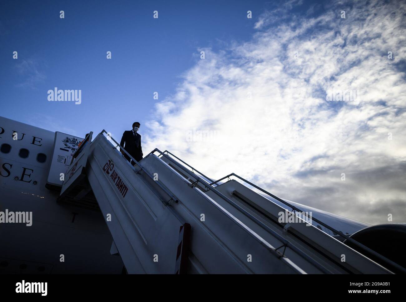 Le président français Emmanuel Macron quitte son avion sur le tarmac à son arrivée à l'aéroport international FAA'a pour une visite à Tahiti en Polynésie française le 24 juillet 2021.photo par Eliot Blondt/ABACAPRESS.COM Banque D'Images