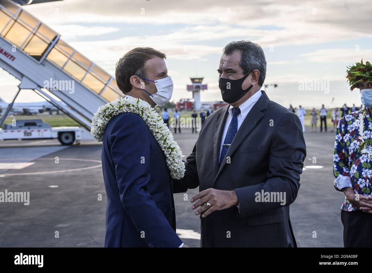 Le président français Emmanuel Macron (L) est accueilli sur le tarmac par le président français Édouard Fritch (R) sur le tarmac à son arrivée à l'aéroport international FAA'a pour une visite à Tahiti en Polynésie française le 24 juillet 2021.photo par Eliot Blondt/ABACAPRESS.COM Banque D'Images