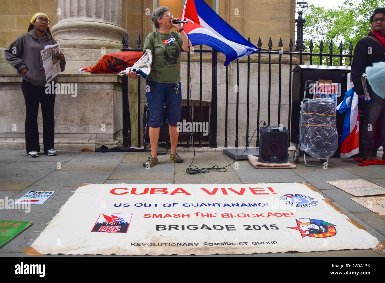 Londres, Royaume-Uni. 24 juillet 2021. Des manifestants se sont rassemblés sur Trafalgar Square pour protester contre le blocus américain de Cuba. Banque D'Images