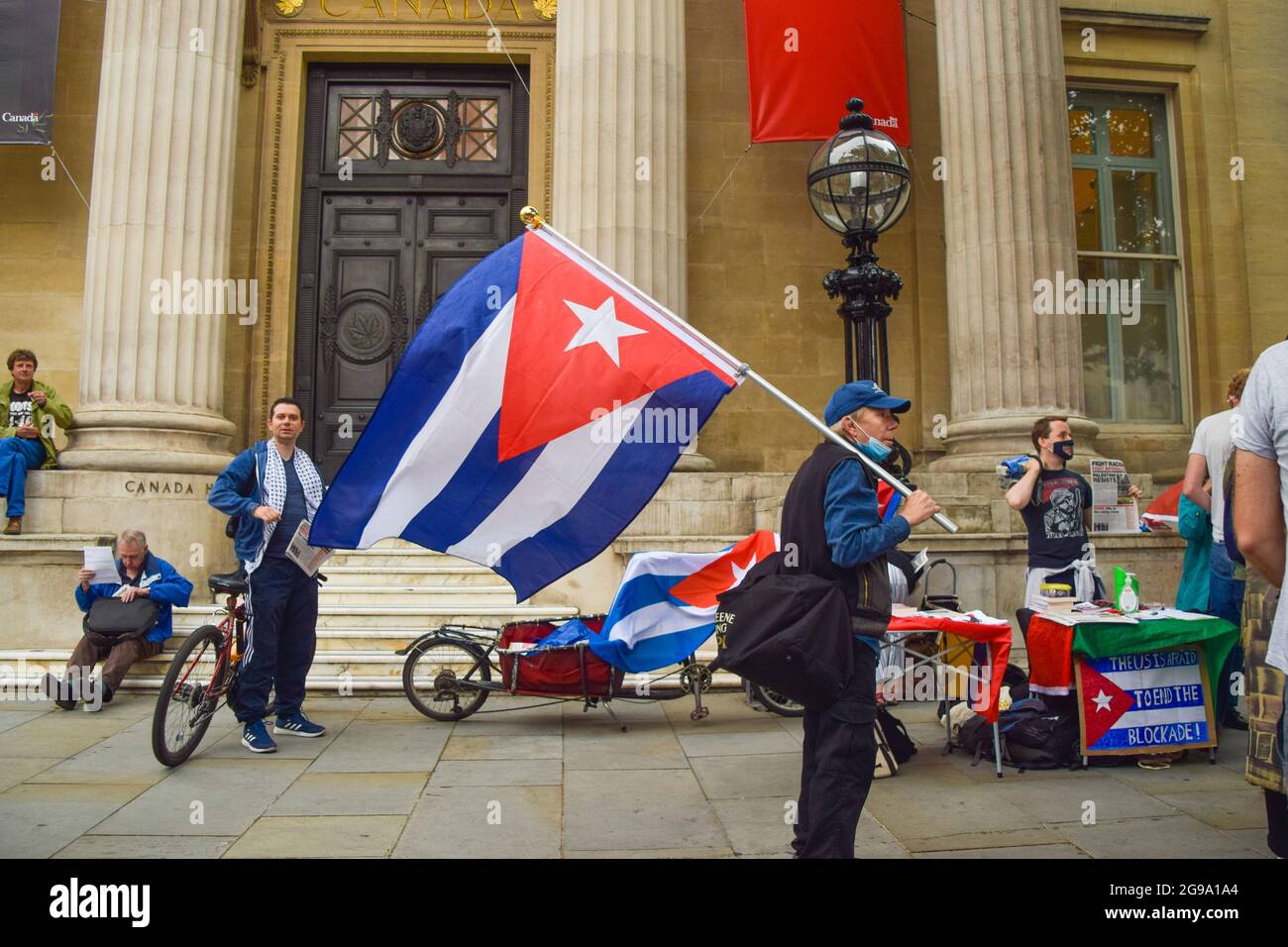 Londres, Royaume-Uni. 24 juillet 2021. Des manifestants se sont rassemblés sur Trafalgar Square pour protester contre le blocus américain de Cuba. Banque D'Images