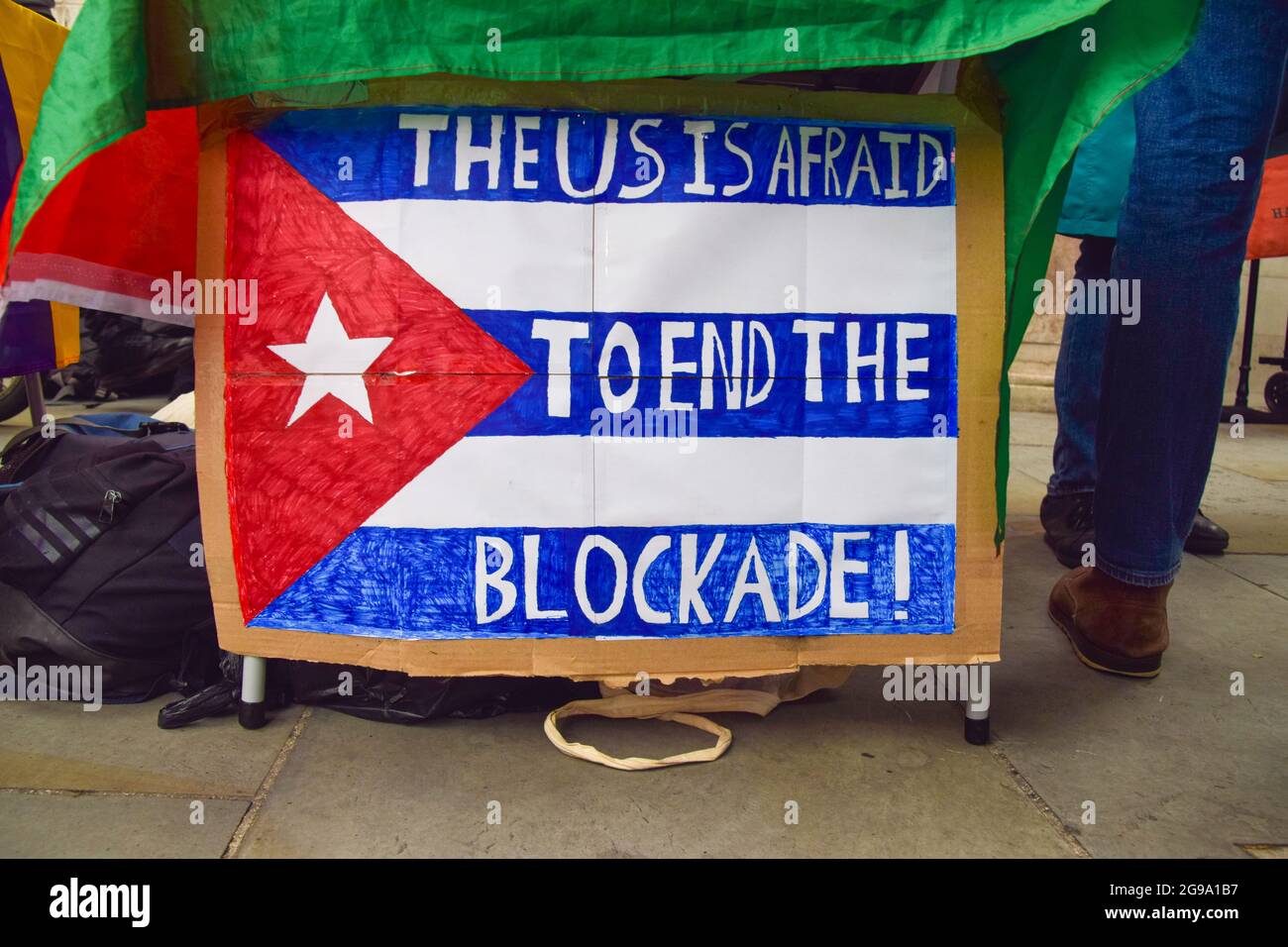 Londres, Royaume-Uni. 24 juillet 2021. Des manifestants se sont rassemblés sur Trafalgar Square pour protester contre le blocus américain de Cuba. Banque D'Images