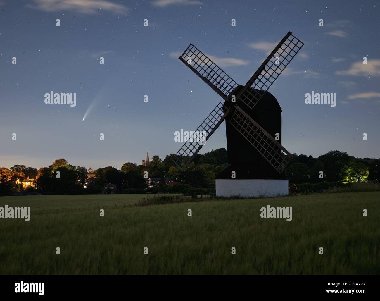 Comet Neowise passe au-dessus du village de Pitstone dans le Buckinghamshire Banque D'Images