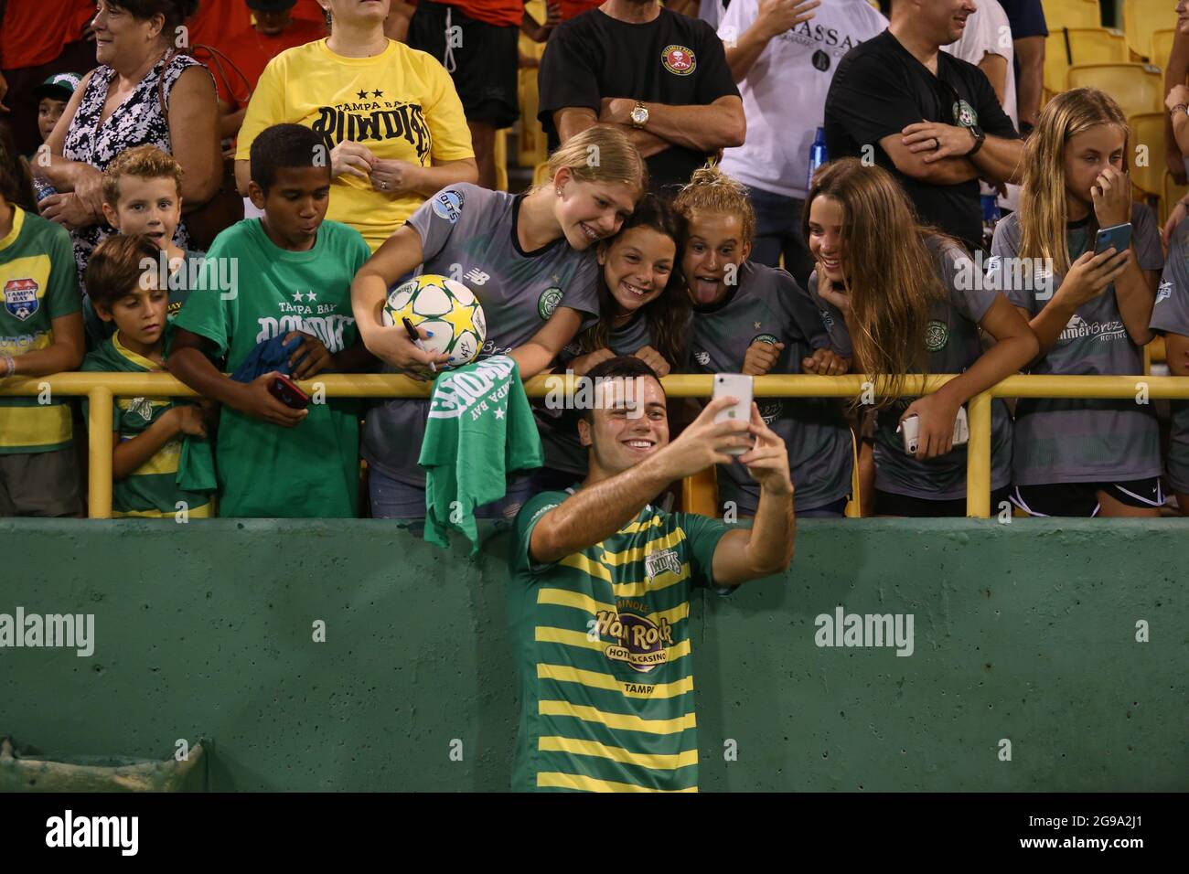 St. Petersburg, FL USA; Tampa Bay est un milieu de terrain, Jordan Doherty (22), qui prend un selfie avec quelques jeunes fans après un match de football USL contre les bruyants Banque D'Images