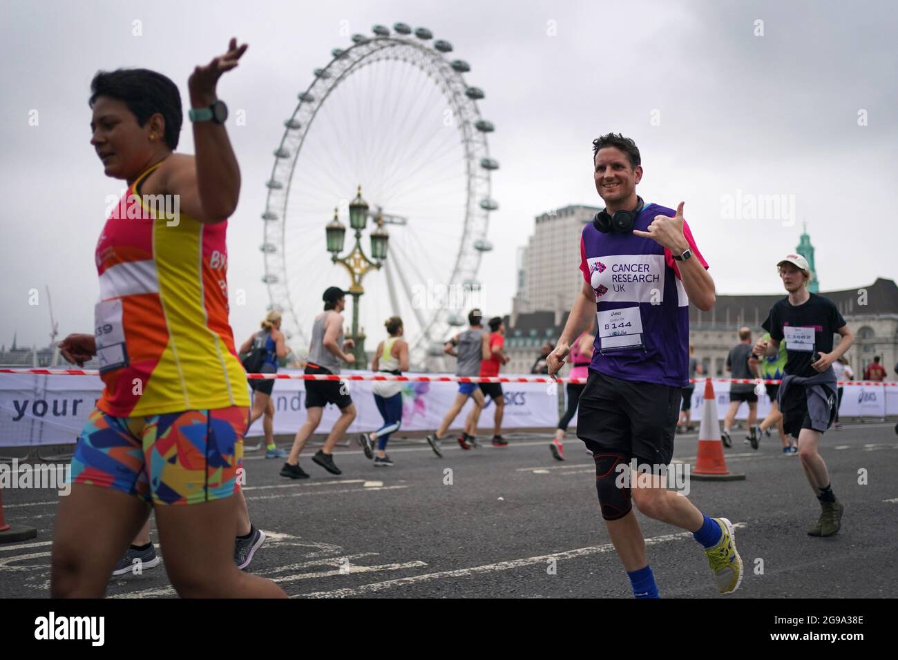 Les coureurs traversent le pont de Westminster dans le centre de Londres  lorsqu'ils participent au 10k d'Asics London, considéré comme le plus grand  événement de course à pied sur route fermée de