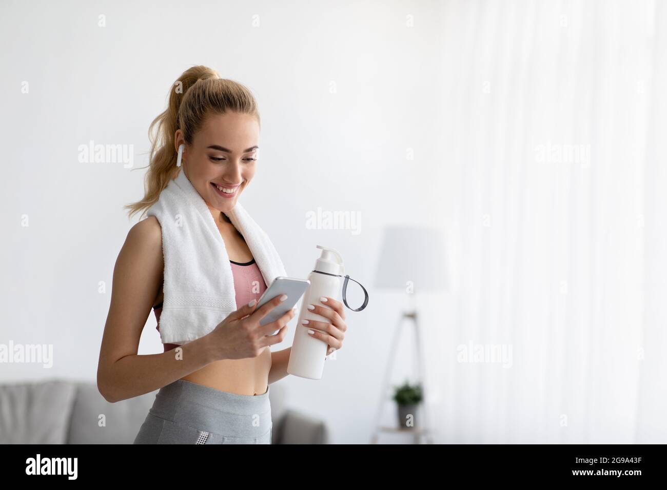 Coronavirus, soyez sécurité, équilibre hydrique, soins du corps et de beauté à la maison Banque D'Images
