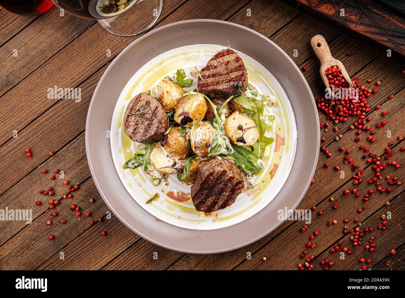 Assiette de filet mignon avec pommes de terre Banque D'Images
