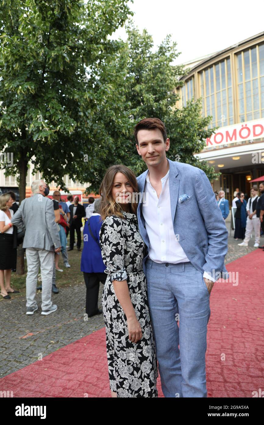 Alice Dwyer und Sabin Tambrea BEI der Premiere des Theaterstücks 'Dord im Orientexpress' in der Komödie am Kurfürstendamm im Schiller Theater. Berlin, Banque D'Images