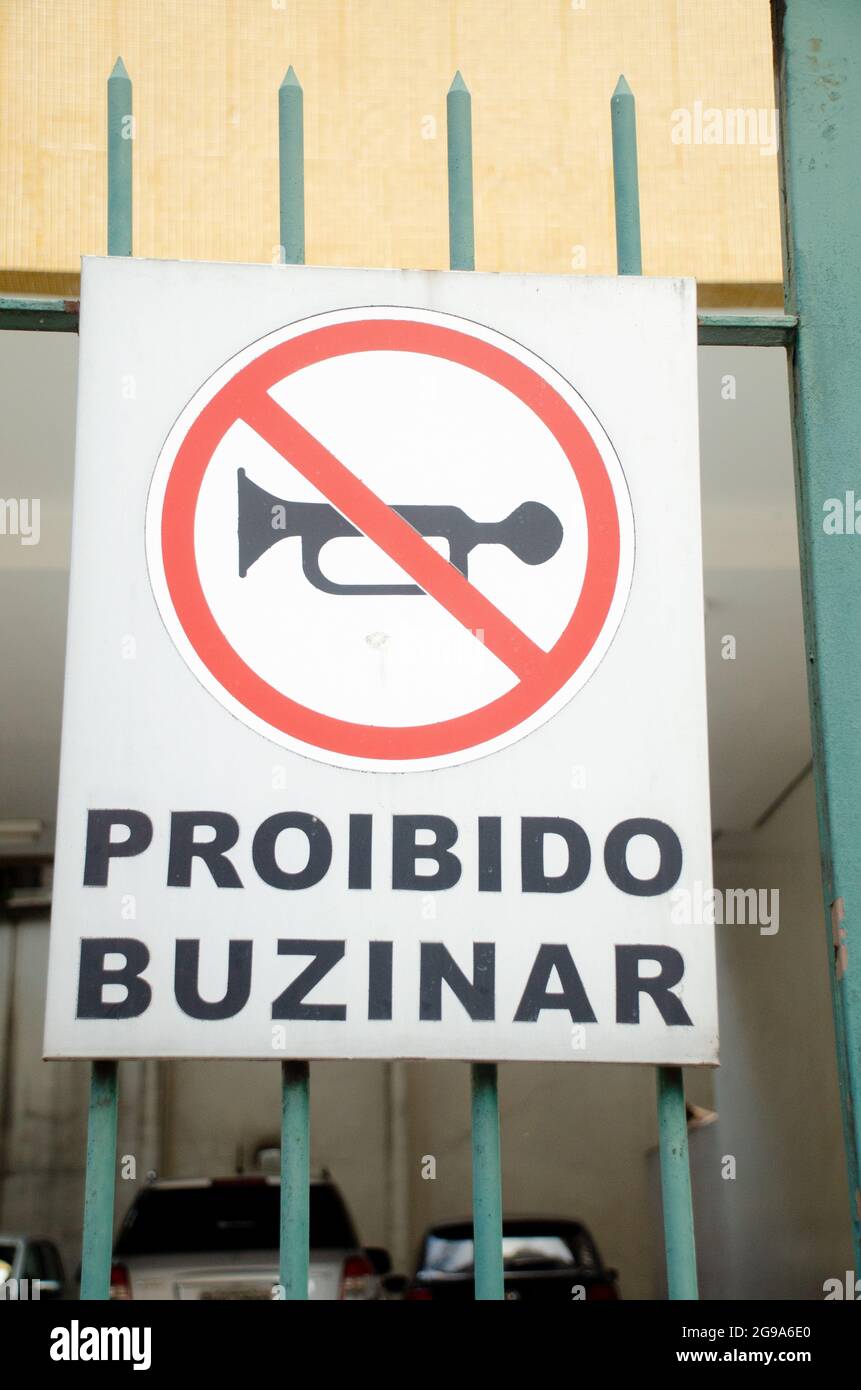 Signalisation routière écrite en portugais : interdiction de roder Banque D'Images