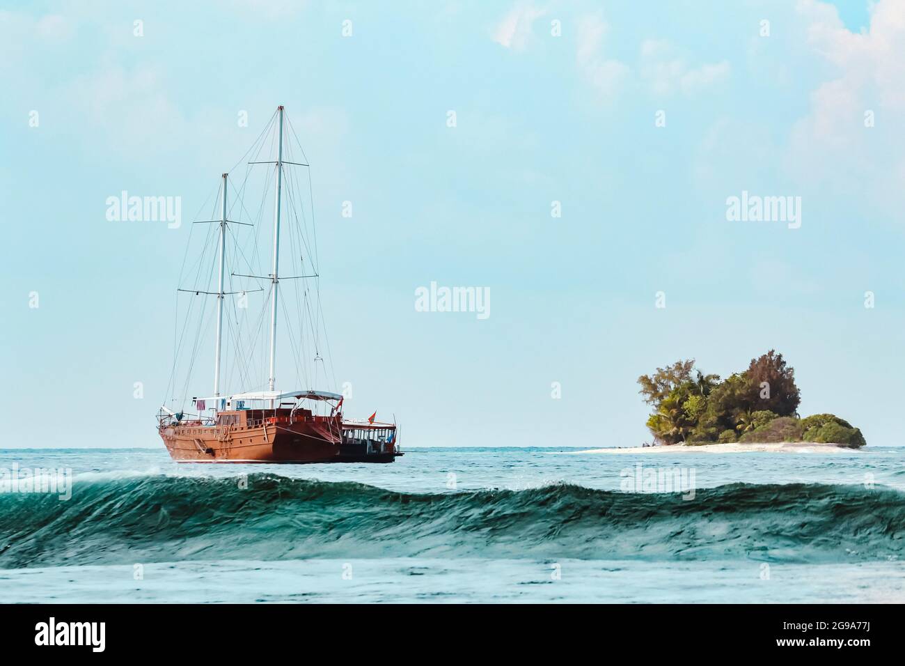 Yacht à voile et petite île Banque D'Images