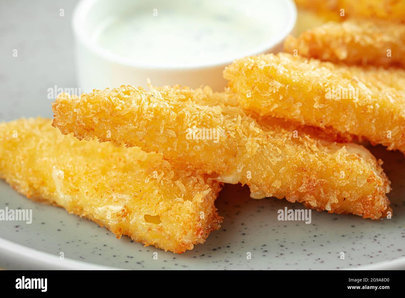 Triangles de fromage frits avec sauce à la crème aigre Banque D'Images