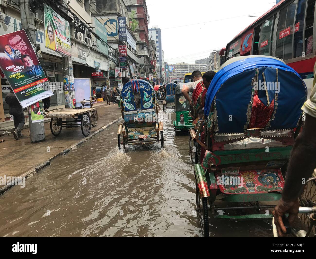 la rue est pleine d'eau et Rickshaw courant sur la route . l'exploitation de l'eau dans la capitale . Banque D'Images